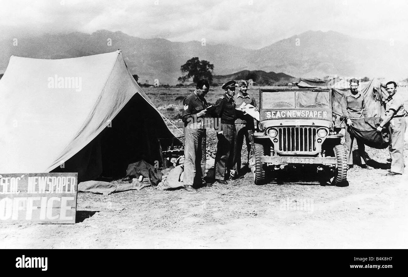 Les bureaux d'un journal mis en place sur la route de Manipur news courant d'alimentation aux troupes WW2 Banque D'Images Les bureaux d'un journal mis en place sur la route de Manipur news courant d'alimentation aux troupes WW2 Banque D'Images