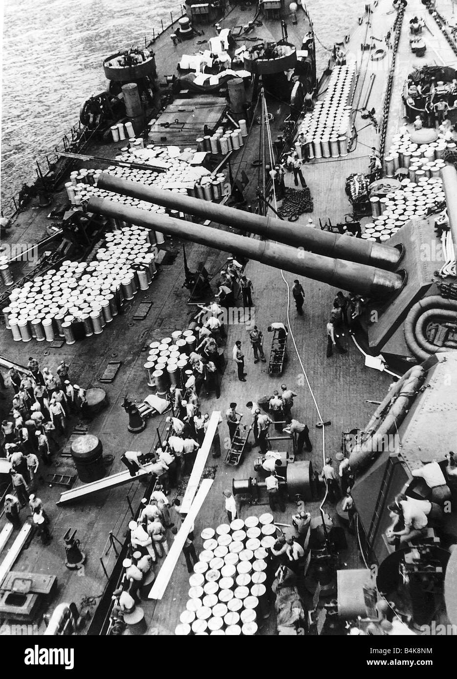 Déchargement d'un navire de ravitaillement de munition sur un cuirassé de la Marine américaine dans le Pacifique PENDANT LA SECONDE GUERRE MONDIALE 1945 Banque D'Images