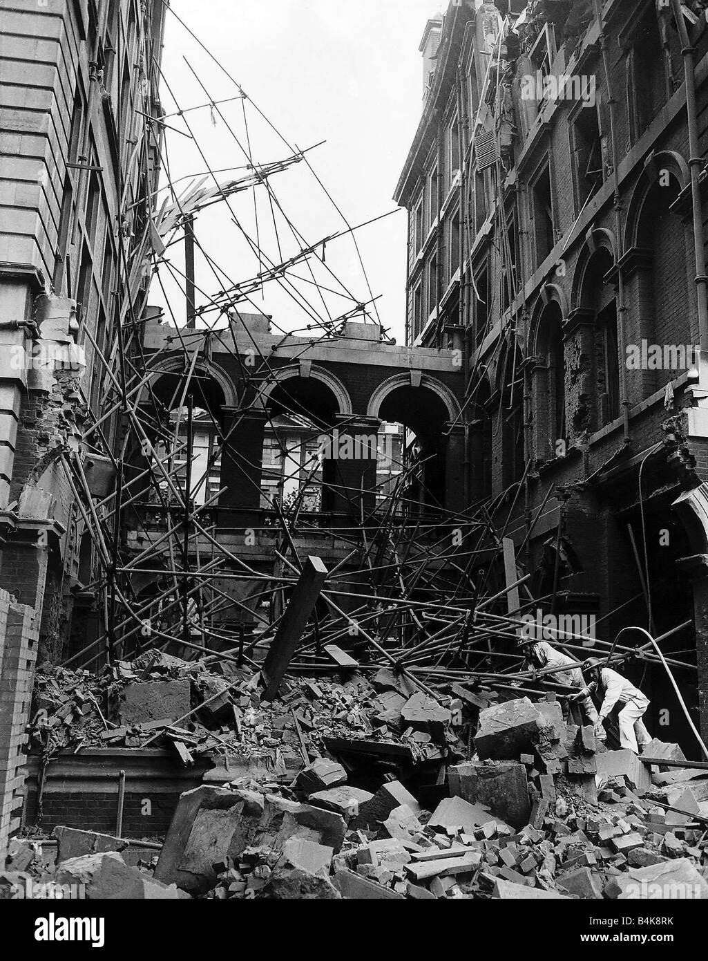La recherche des ouvriers demeure de saint Thomas d's Hospital London après une attaque aérienne 1940 WW2 Banque D'Images