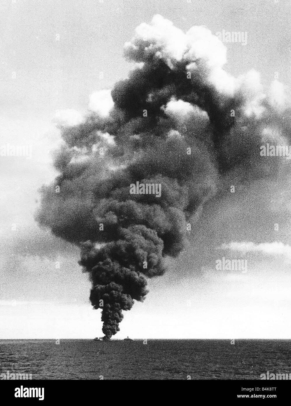WW2 pétrolier géant Tigre Regent part en fumée après avoir été torpillé dans la Manche 1939 Banque D'Images