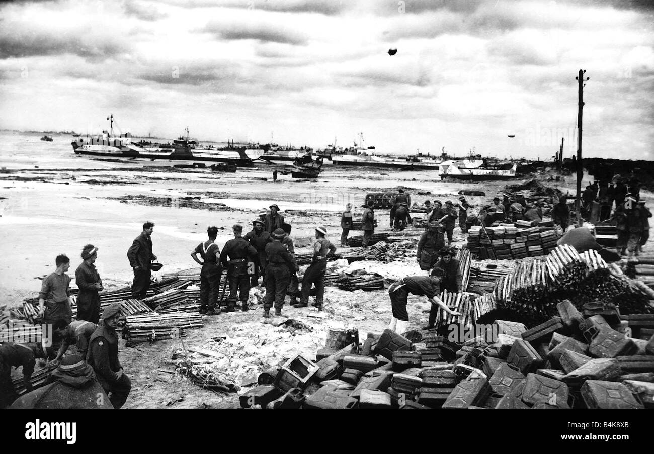 Débarquement de Normandie 1944 les troupes britanniques et du Commonwealth sont parmi les boîtes de munitions et approvisionnements sur l'invasion de Normandie plages WW2 Banque D'Images