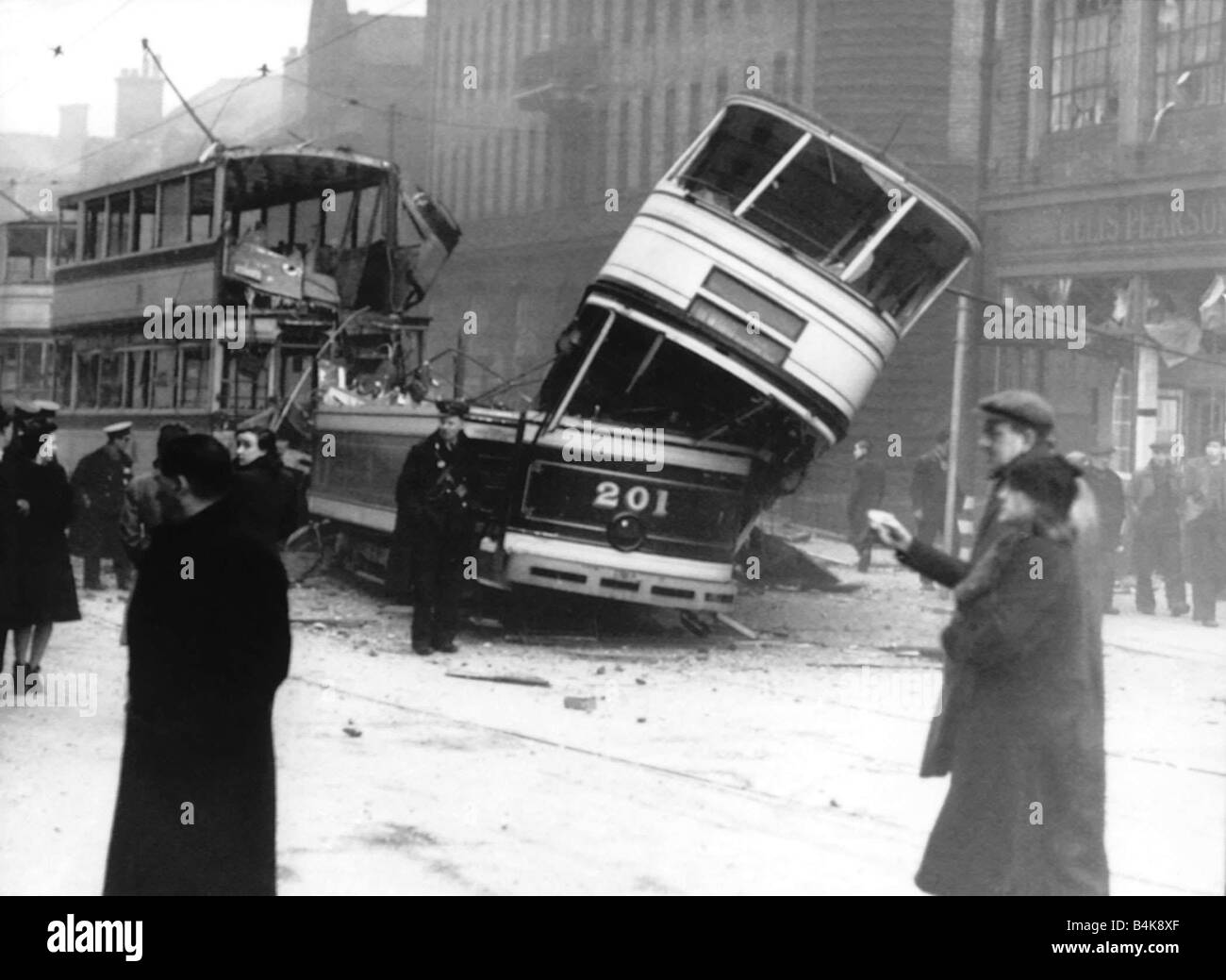 Dommages causés par les bombes après un raid aérien à Sheffield pendant le blitz krieg de la Luftwaffe attentat à la bombe détruit le bus endommagé Dommages deuxième guerre mondiale guerre mondiale 2 décembre 1940 1940 Mirrorpix Banque D'Images