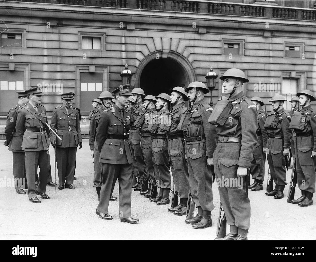 Le roi George VI INSPECTION Accueil Garde à Buckingham Palace 1941 WW2 Banque D'Images