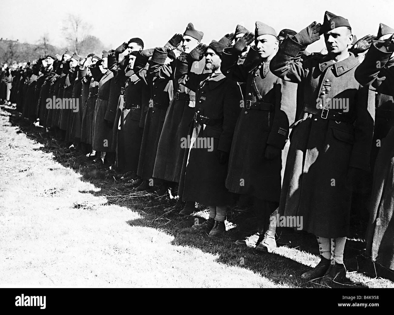 WW2 Armée 9 libère les prisonniers français Avril 1945 officiers français rendant hommage à la parade de libération Banque D'Images