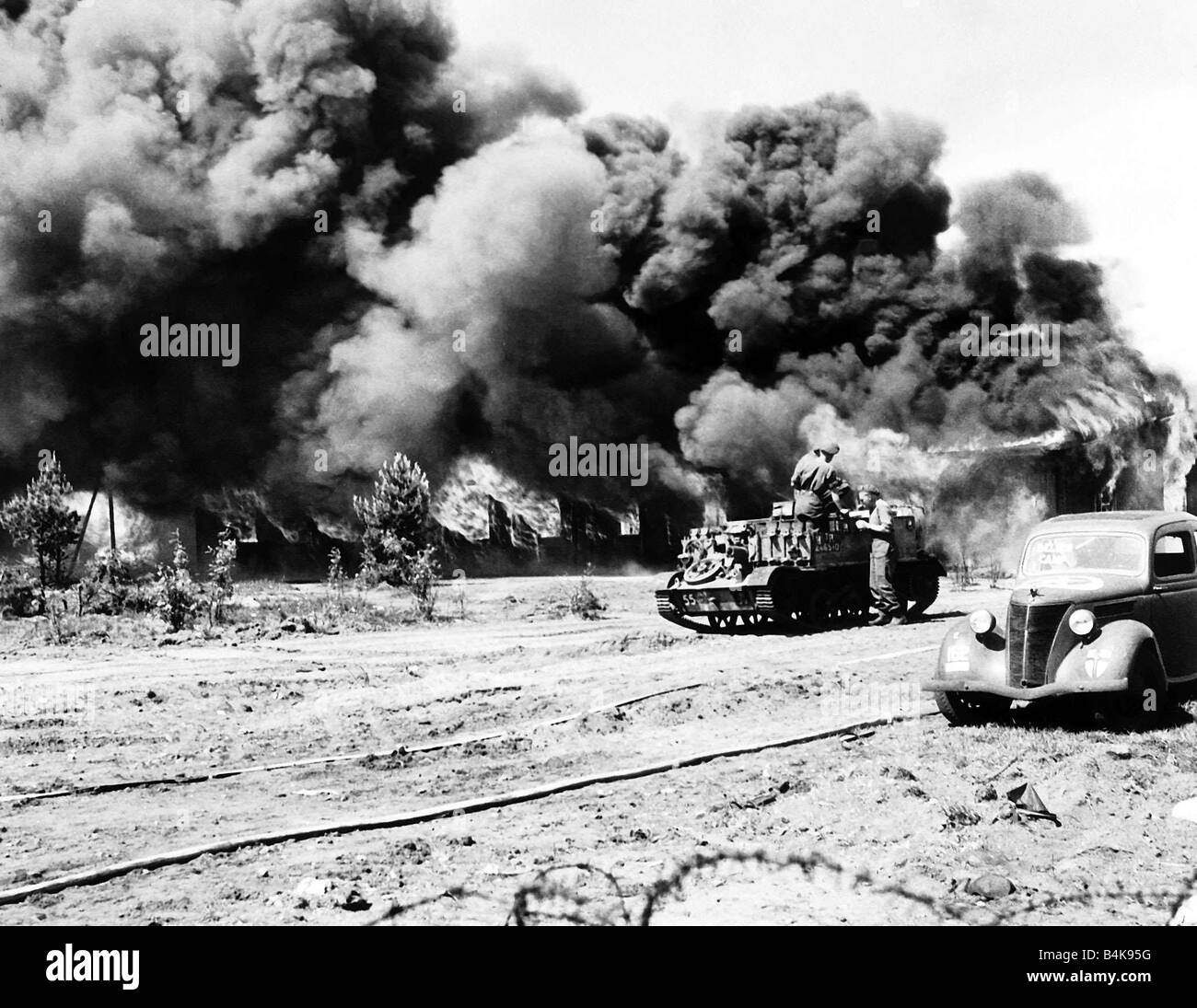 WW2 Camp de concentration de Belsen Mai 1945 L'incendie du camp qui a été commencé par lances flammes le 27 janvier est le Jour commémoratif de l'Holocauste et marque l'anniversaire de la libération du camp de concentration d'Auschwitz par la Fédération en 1945 plus de six millions de personnes sont mortes dans des camps de la mort nazis pendant la seconde guerre mondiale05 LAFJan Banque D'Images