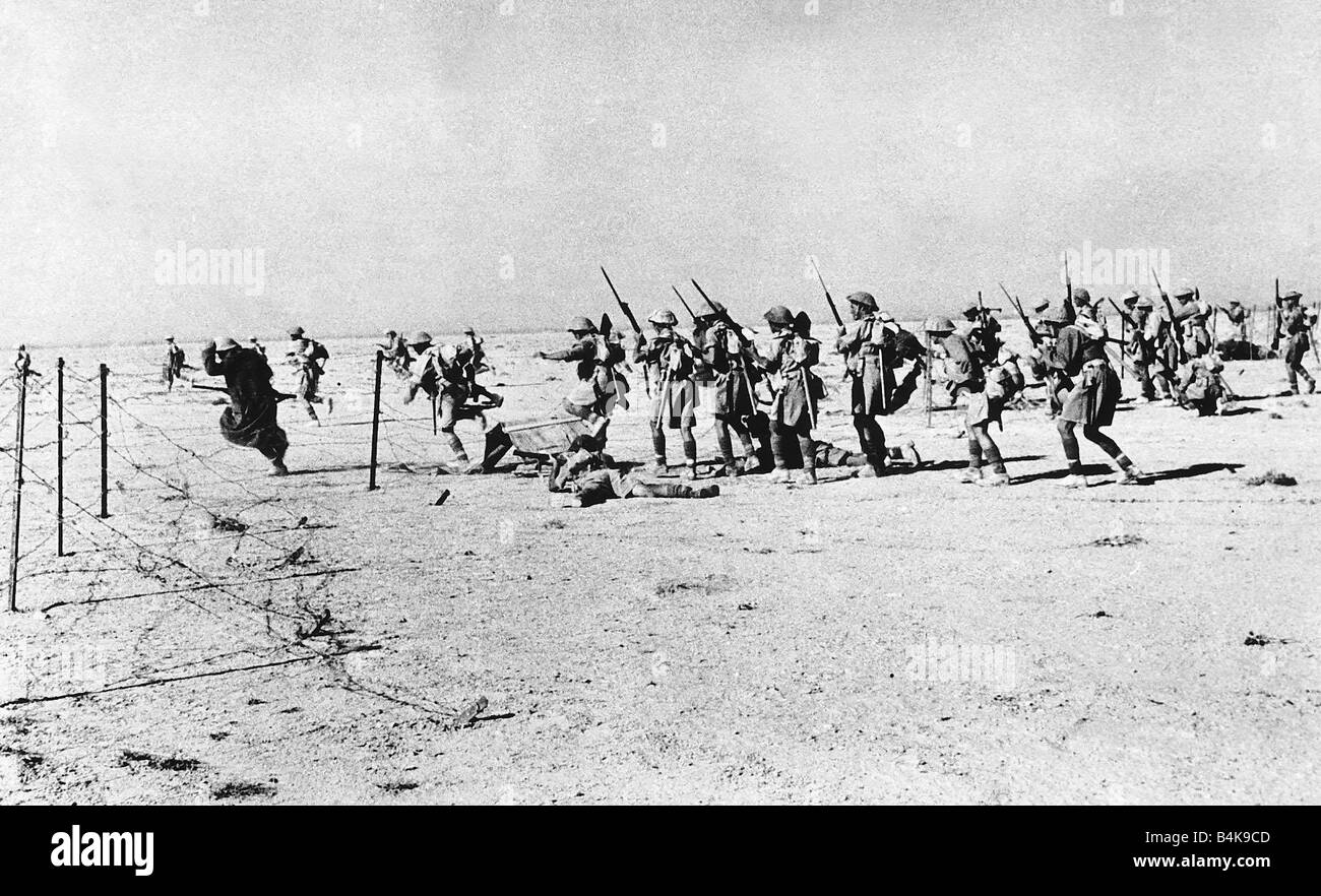 WW2 train de troupes britanniques en Libye par le croisement des fils barbelés supplémentaires en préparation de l'avance sur les forces de l'axe en Afrique du Nord Banque D'Images