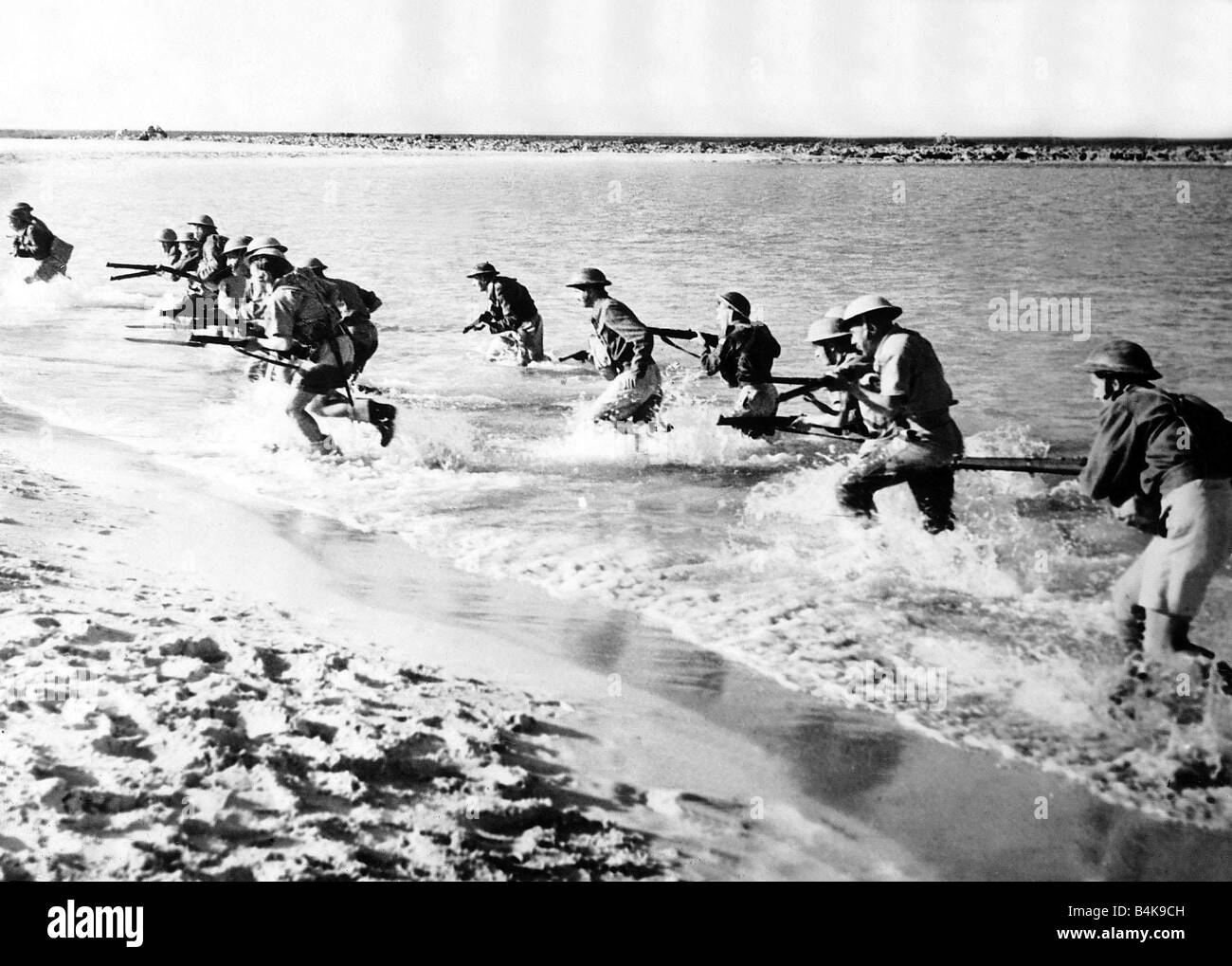 WW2 soldats pratique sur une plage pendant des exercices de défense côtière dans le désert occidental de l'Afrique du Nord Banque D'Images