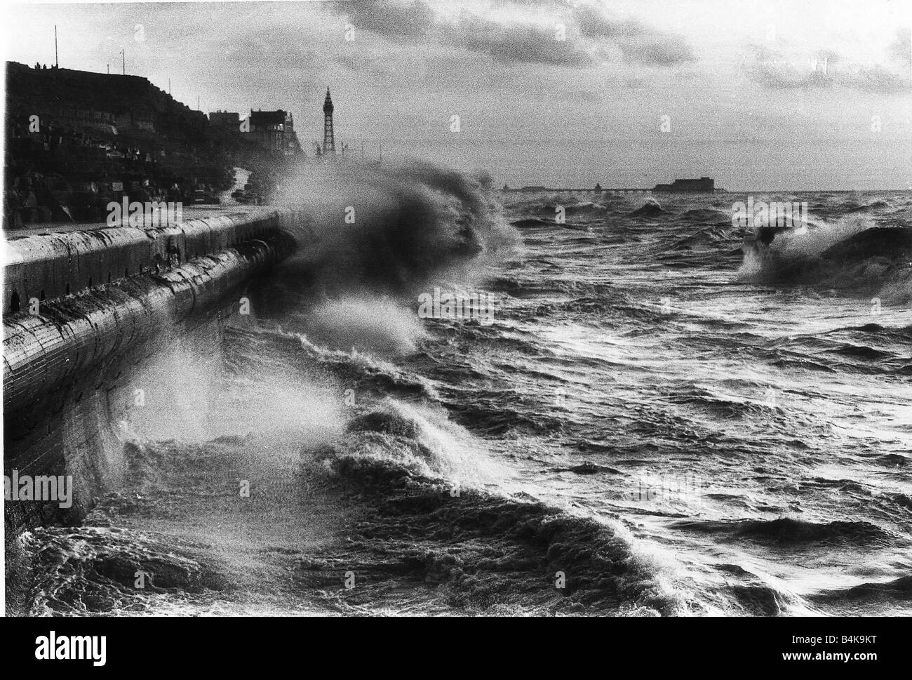 Plage de Blackpool lors d'une tempête avec la tour de Blackpool en arrière-plan sur la mer s'écraser contre la paroi de la mer LAFjan05 le 1er bâtiment de la célèbre Tour de Blackpool en Angleterre est terminé 1894 Banque D'Images