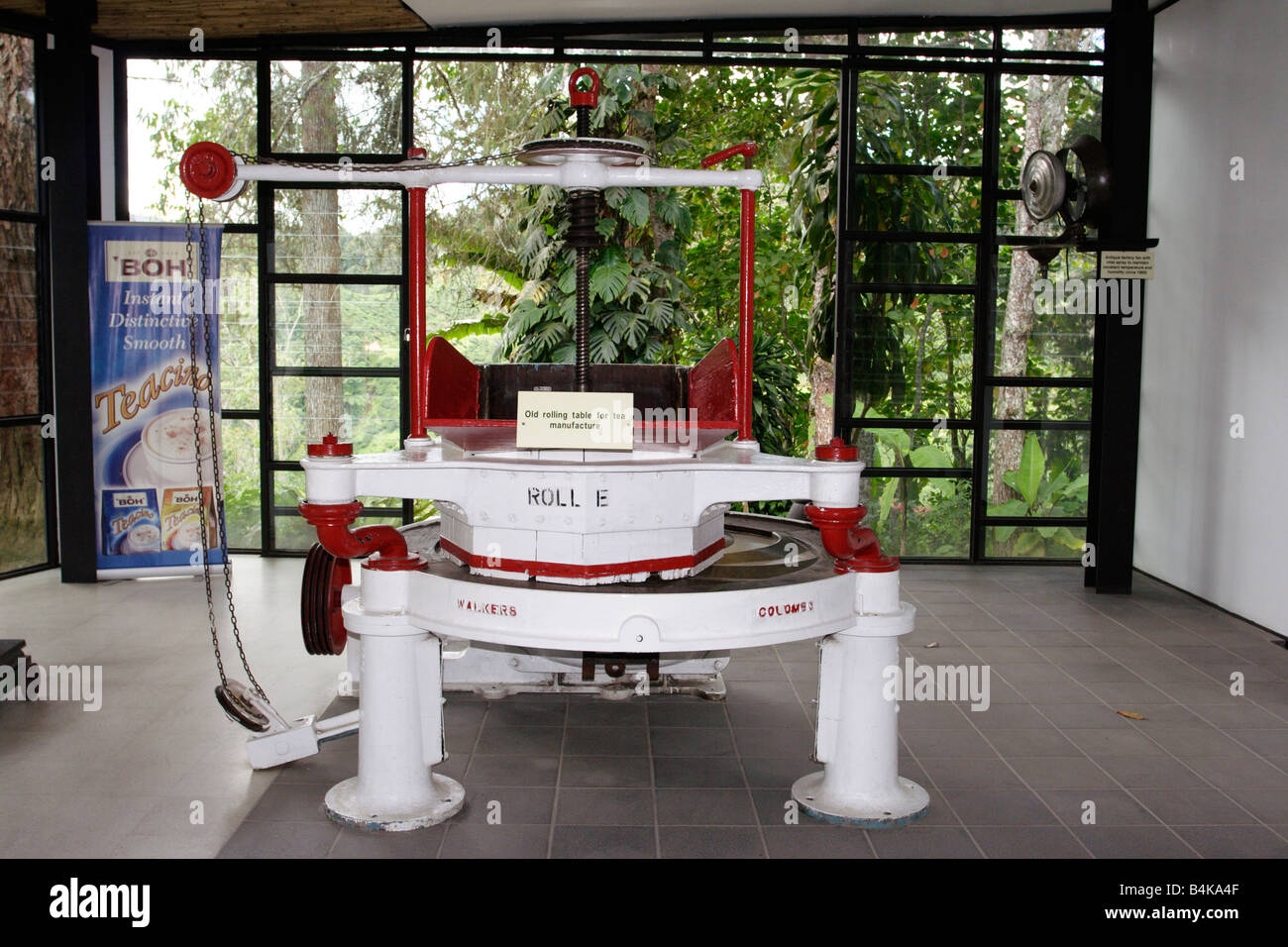 Vieux matériel roulant plateau table de fabrication à l'usine de thé de l'arrière-boutique à Cameron Highlands, Malaisie. Banque D'Images