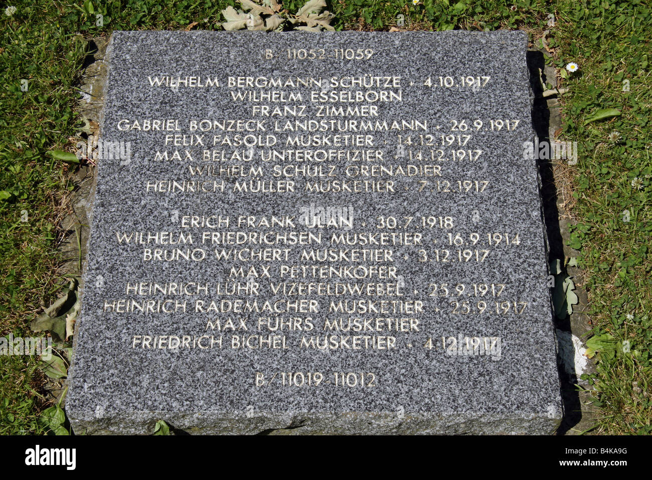 Une plaque avec les noms des soldats allemands tombés dans le cimetière allemand de Langemark, près de Langemark, Belgique. Banque D'Images