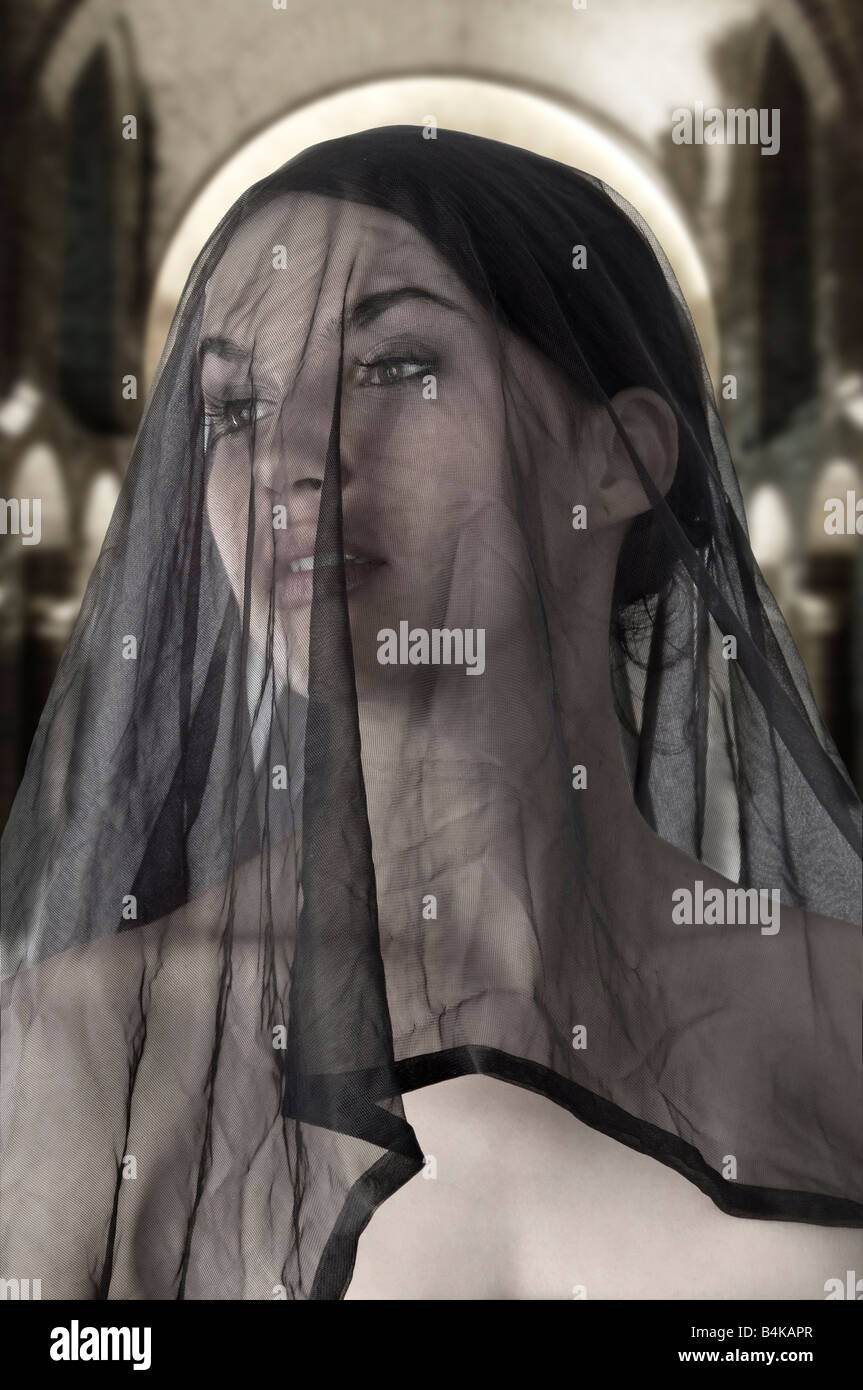 Jolie veuve avec un voile noir transparent sur le visage Photo Stock - Alamy