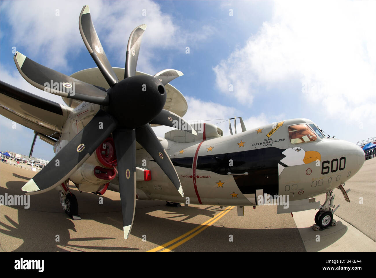 Un E-2 Hawkeye aéroportée de détection lointaine de l'aéronef à un spectacle aérien à Île du Nord, Coronado, Californie, USA (vue fisheye) Banque D'Images