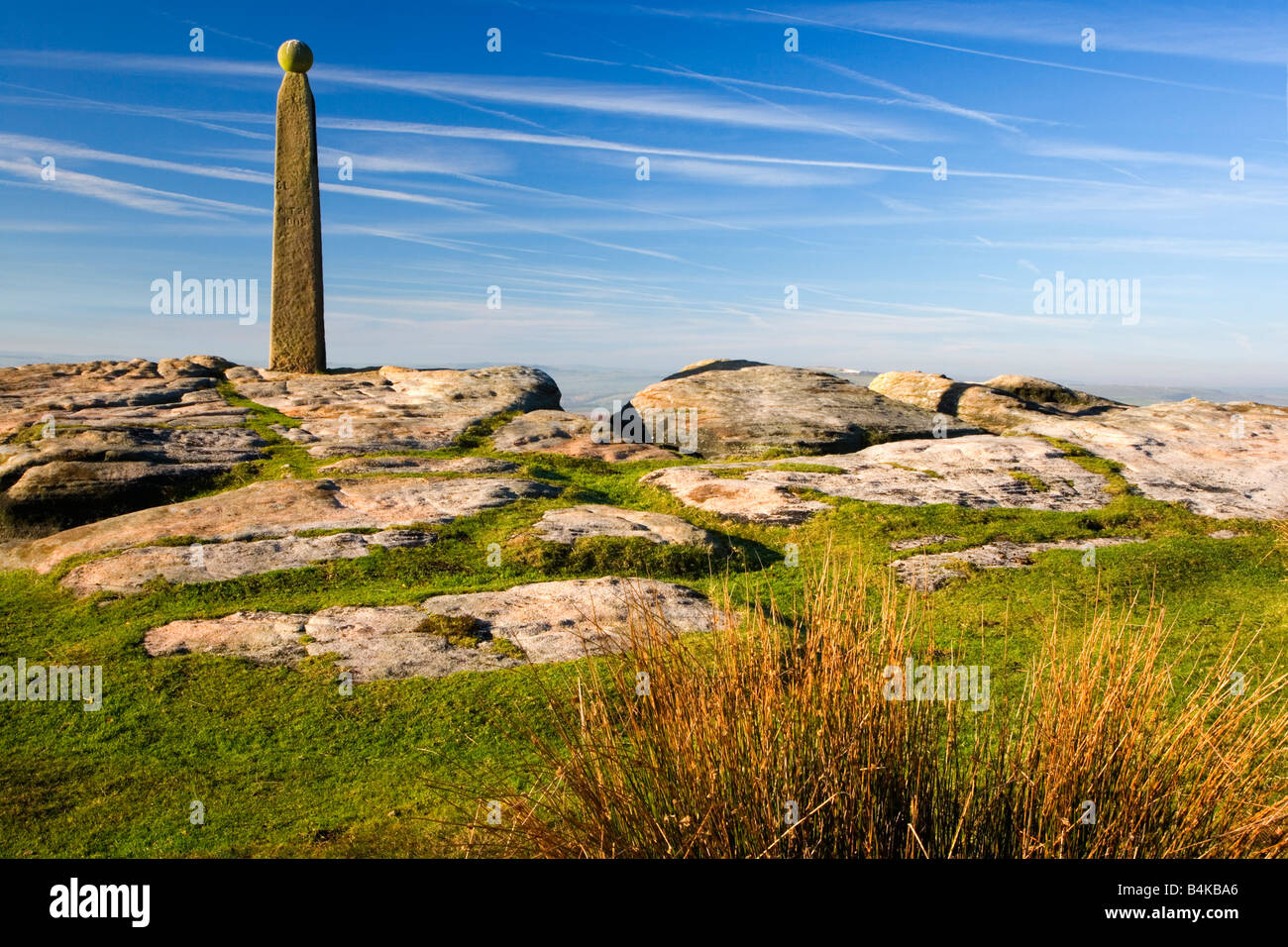 Vue sur Monument Nelsons à Birchen Edge dans le Peak District, dans le Derbyshire Banque D'Images