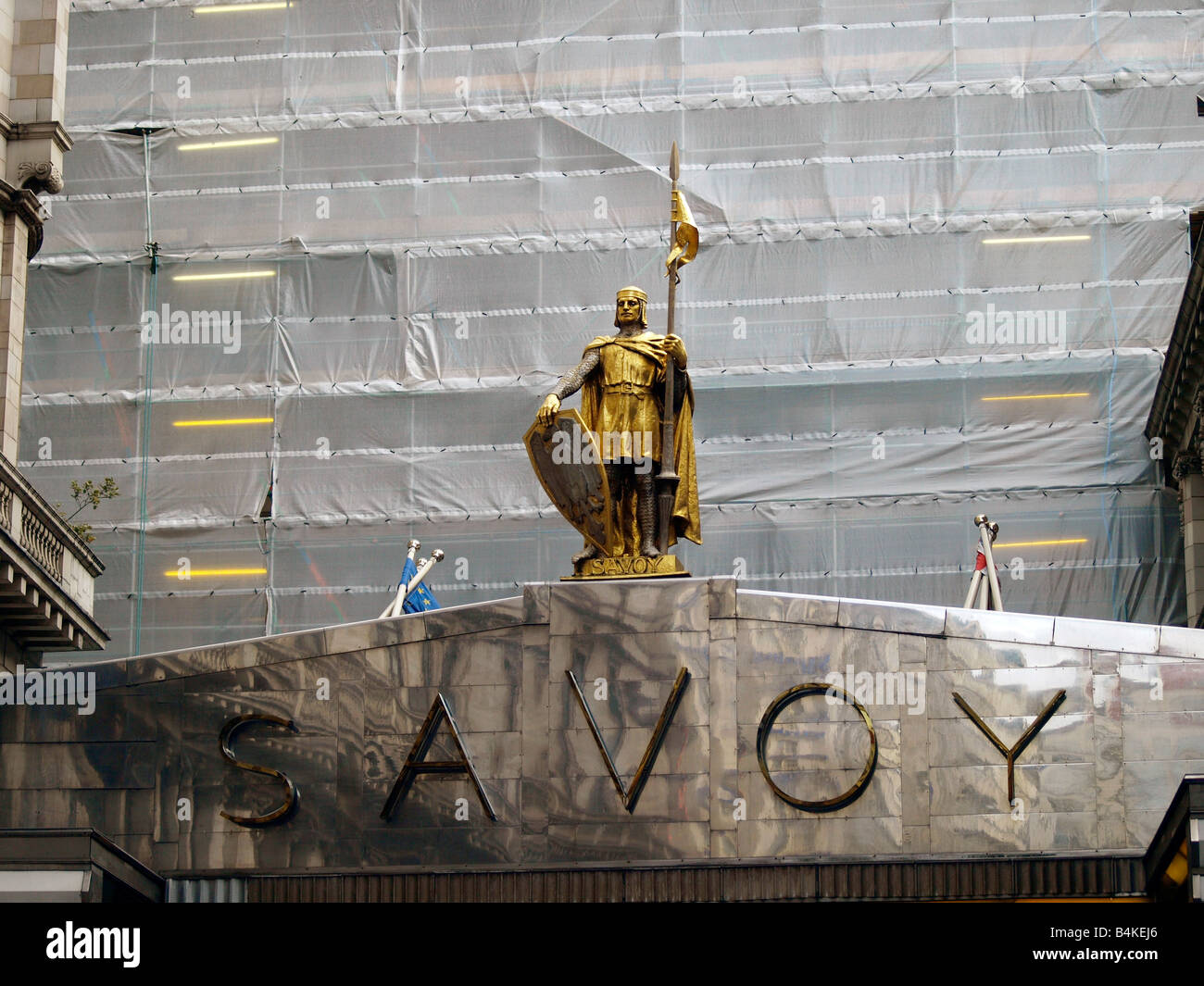 Entrée principale de l'Hôtel Savoy à Londres alors qu'en rénovation. Banque D'Images
