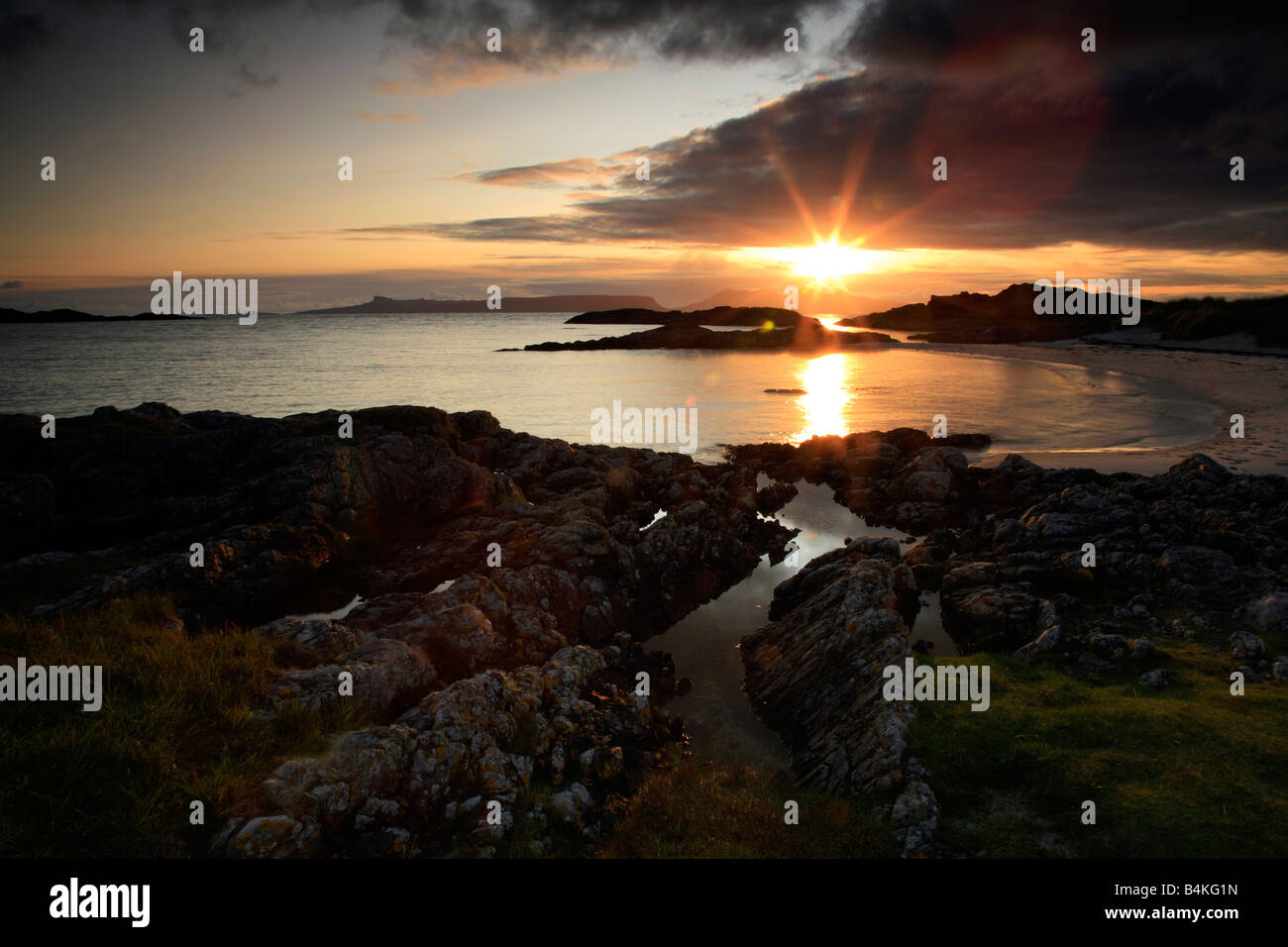 Coucher de soleil sur l'île de Rum, à partir d'un Mhurain Camassies Rubha, Highlands, Scotland, UK. Banque D'Images