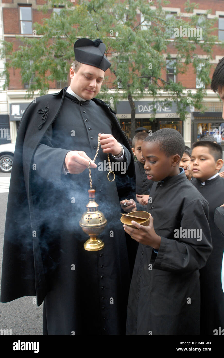 Les enfants de l'église de l'assomption combler un encensoir avec l'encens Banque D'Images