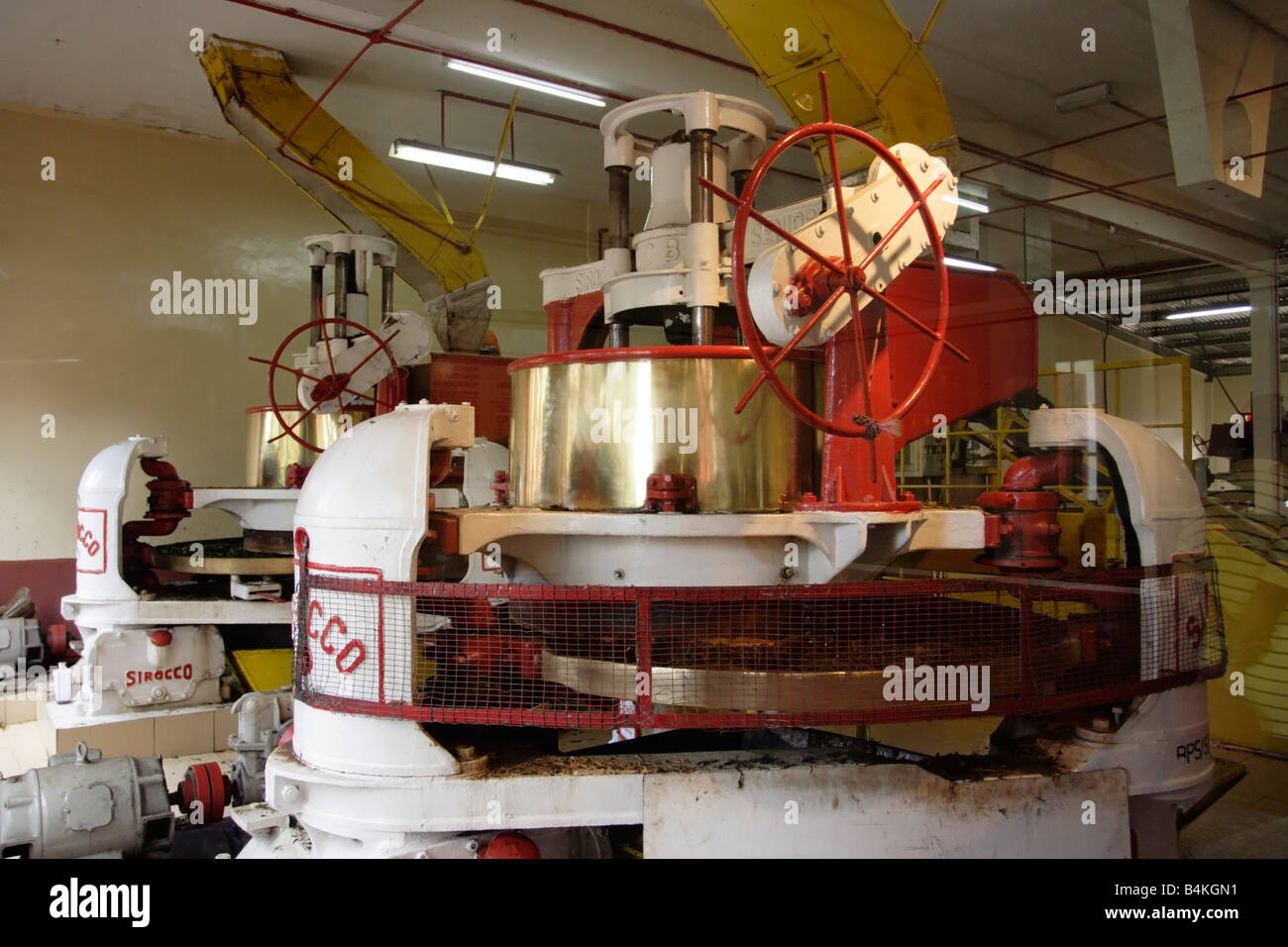 Vieux matériel roulant machine pour la fabrication de thé à l'usine de thé Boh Cameron Highland, la Malaisie. Banque D'Images