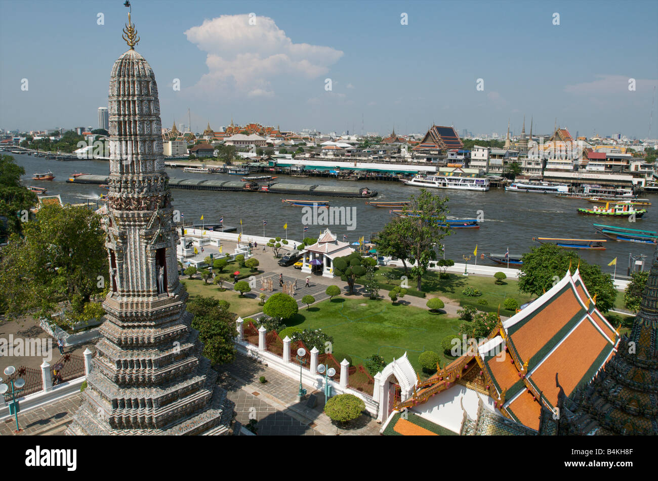 Une vue sur le Grand Palais et le Wat Pho Wat Arun de l'autre côté de la rivière Chao Phraya à Bangkok Banque D'Images