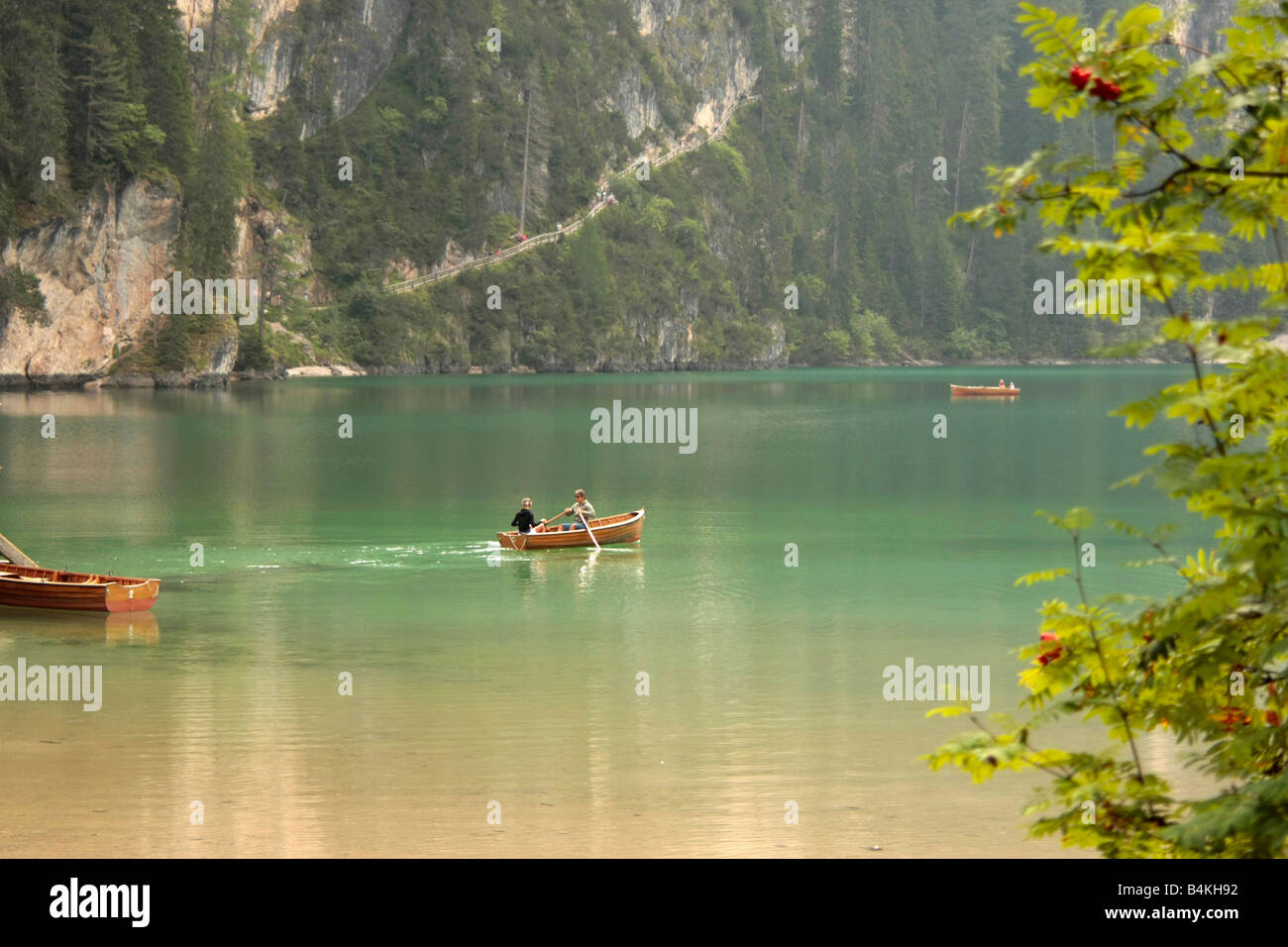 Bateau à rames sur le lac de la vallée de Puster Braies au Tyrol du Sud Italie Banque D'Images