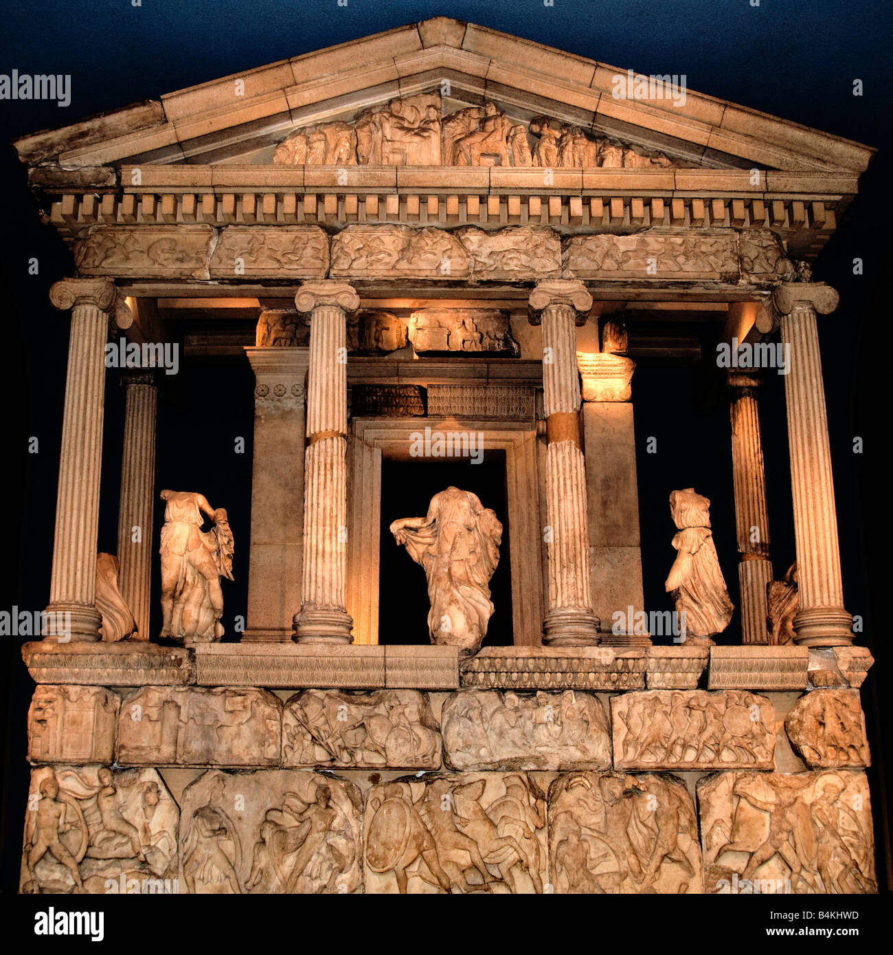 Monument néréide, tombe sculptée de Xanthos , Lycia, Empire perse achaéménide, Fethiye, Turquie , 390 av. J.-C., une tombe pour Arbinas, Empire Achaemenid, Banque D'Images