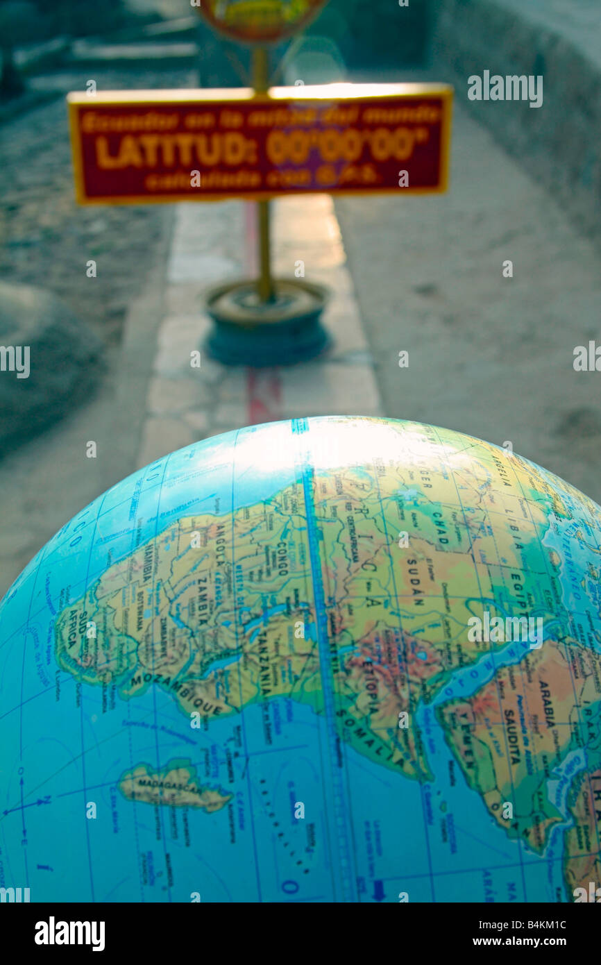 Mitad del Mundo (centre du monde). Le GPS ligne de l'Équateur. Près de Quito, Equateur. Banque D'Images