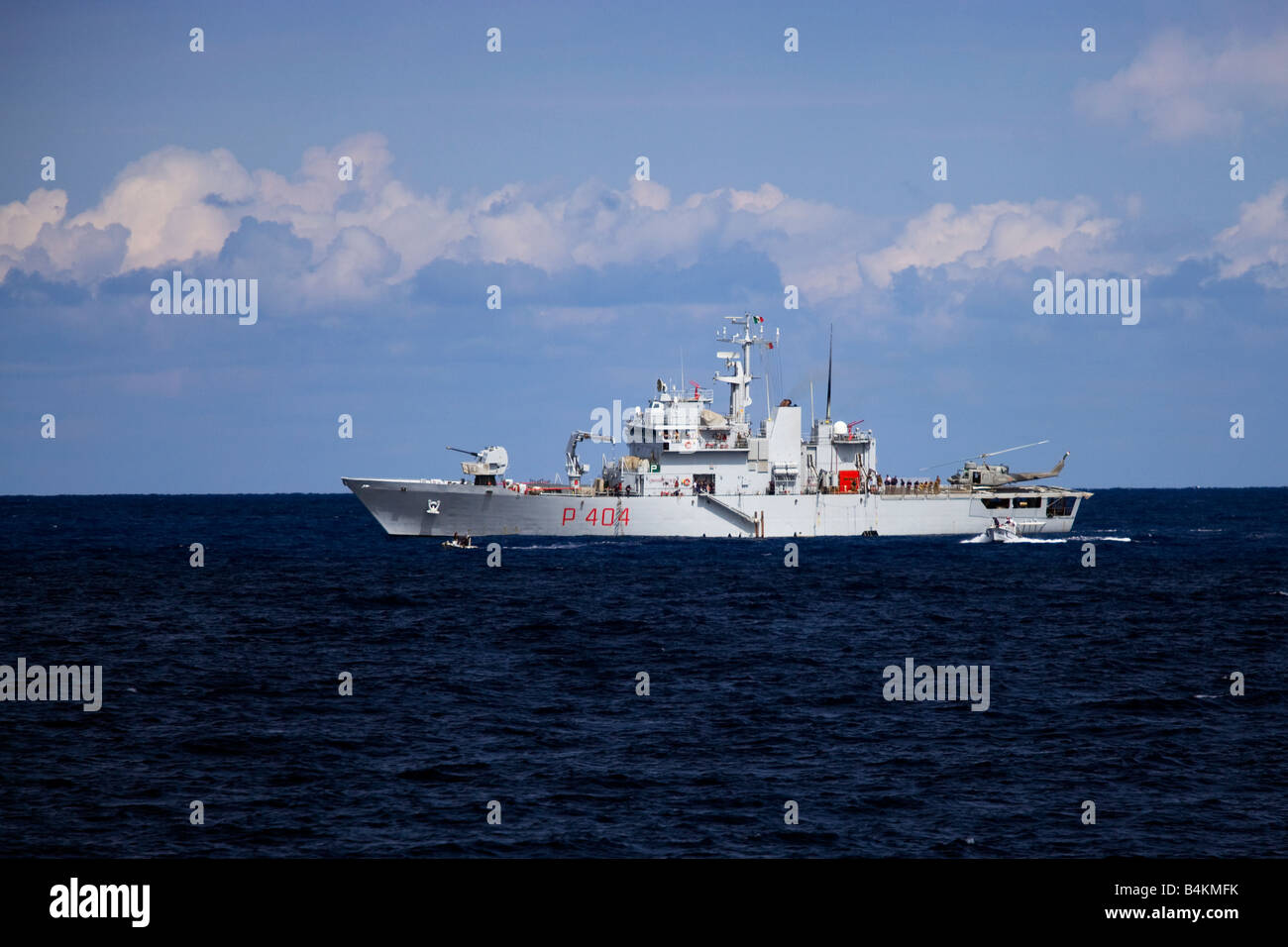 La marine italienne sauvetage bateau de réfugiés personnes Banque D'Images