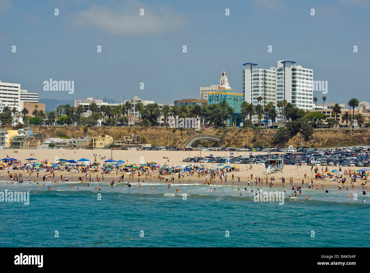 La plage de Santa Monica CA Les gens du monde se détendre, nager, prendre le soleil et avoir l'amusement jouer des jeux, châteaux de sable, la marche, les vagues Banque D'Images