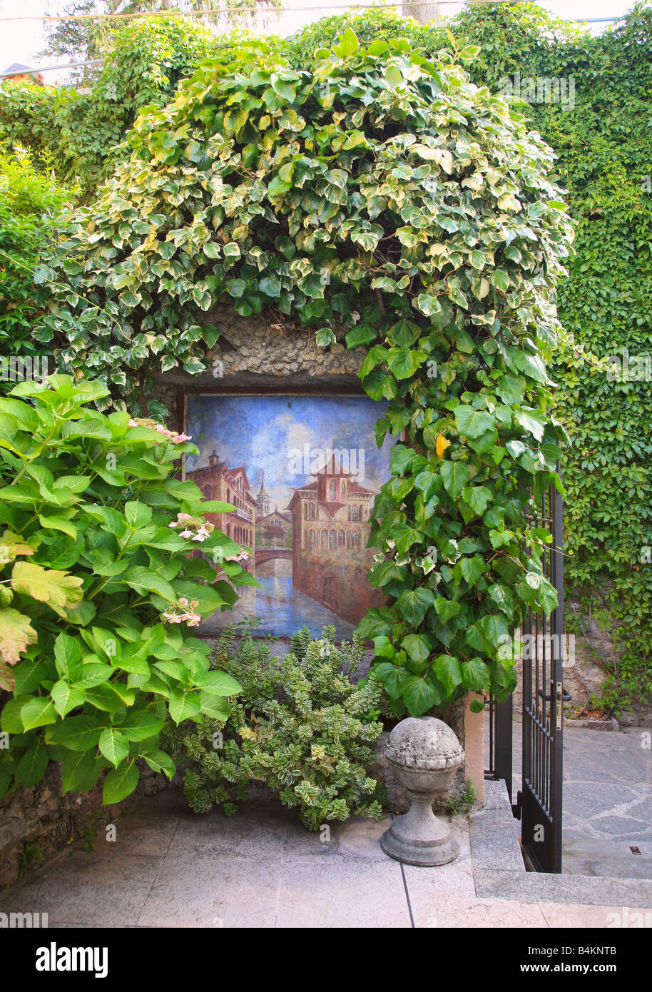 Cour-jardin de lierre et de peinture murale,Varenna, Italie Banque D'Images