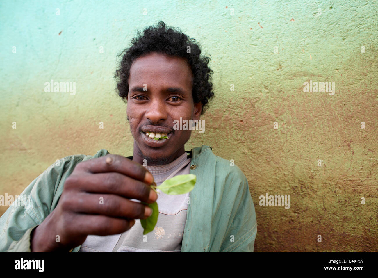 L'homme Chat de mastication, Harar, en Ethiopie Banque D'Images