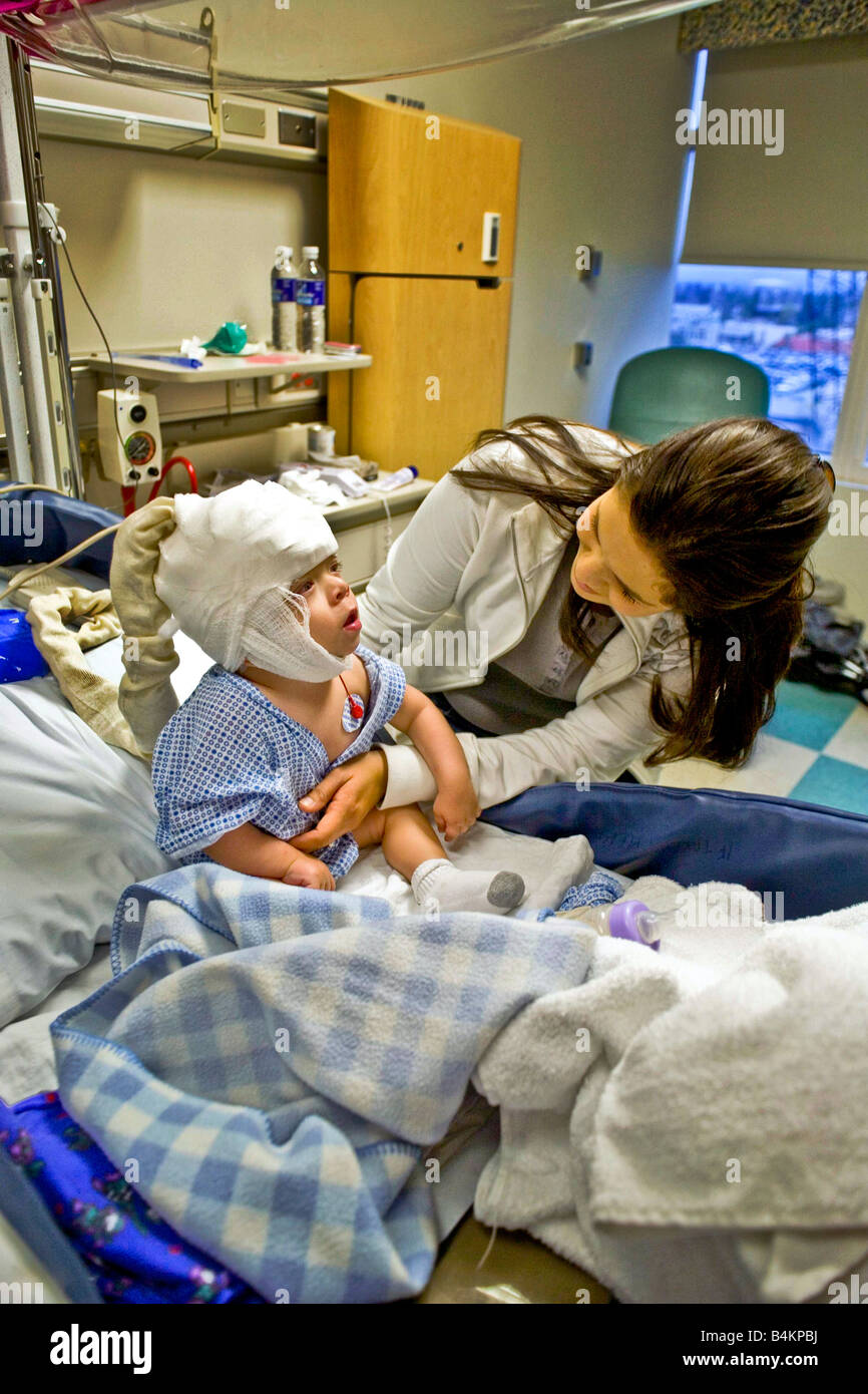 Dans Un Hopital De Californie Une Mere Prend Soin De Son Bebe Souffrant De Moelle Bifida Remarque Condition Monitoring Eeg Cap Photo Stock Alamy