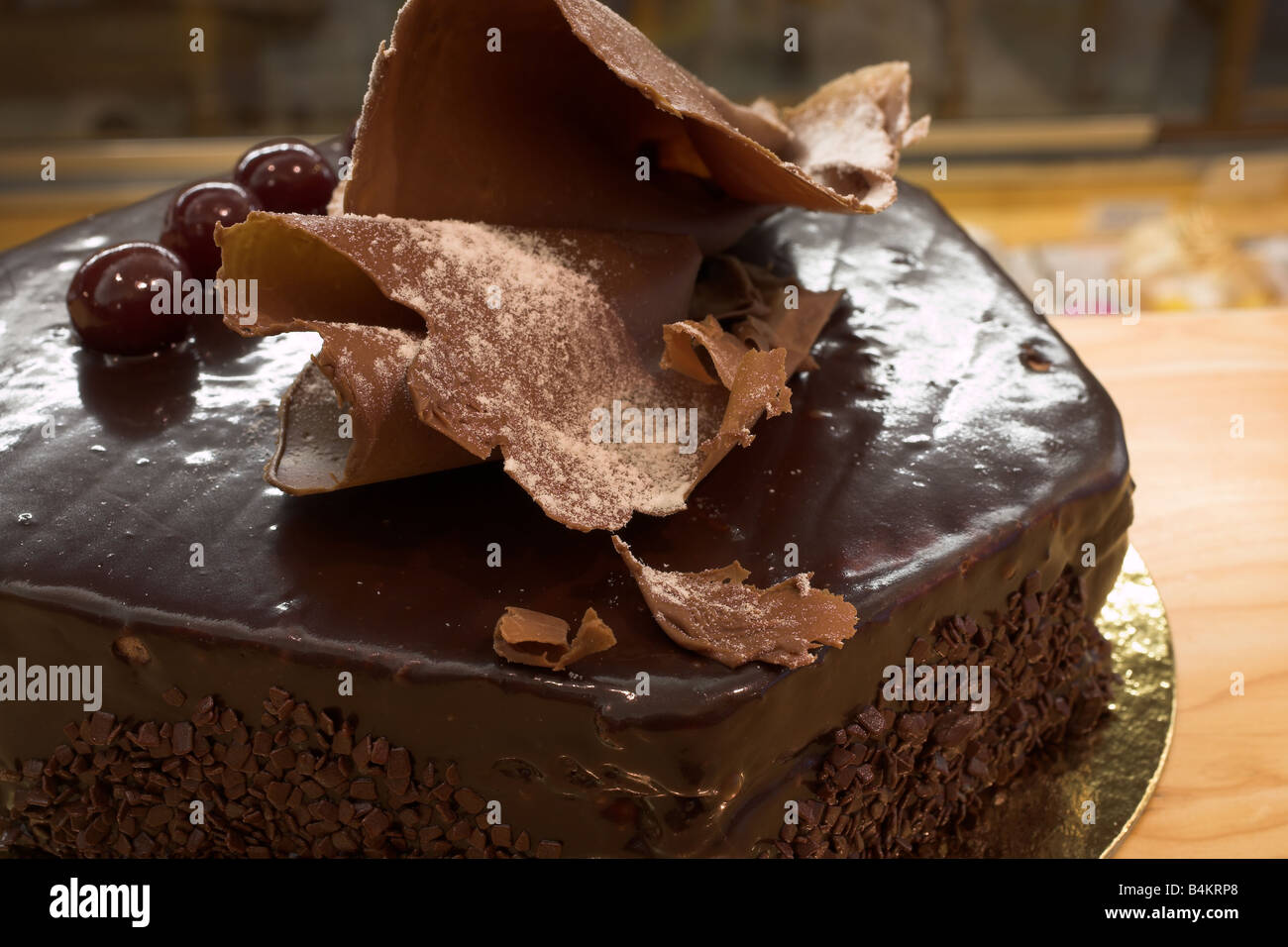 Gateau Glace Chocolat Et Cerises Dans Une Chocolaterie Patisserie Francaise Et Profondeur De Champ Moyen Copy Space Photo Stock Alamy