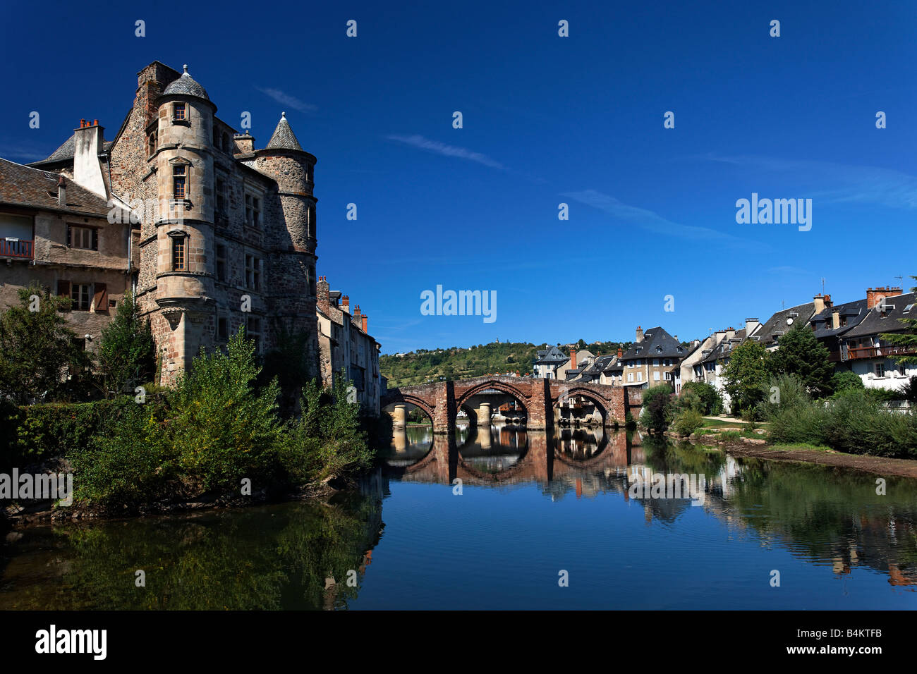 Le côté de la rivière château à Espalion Banque D'Images