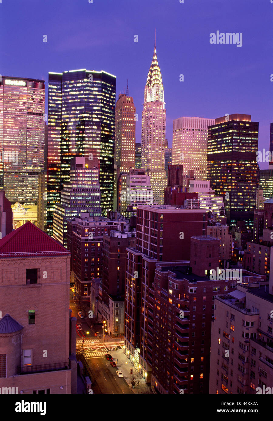 Toits de New York a mis en évidence par le Chrysler Building Banque D'Images