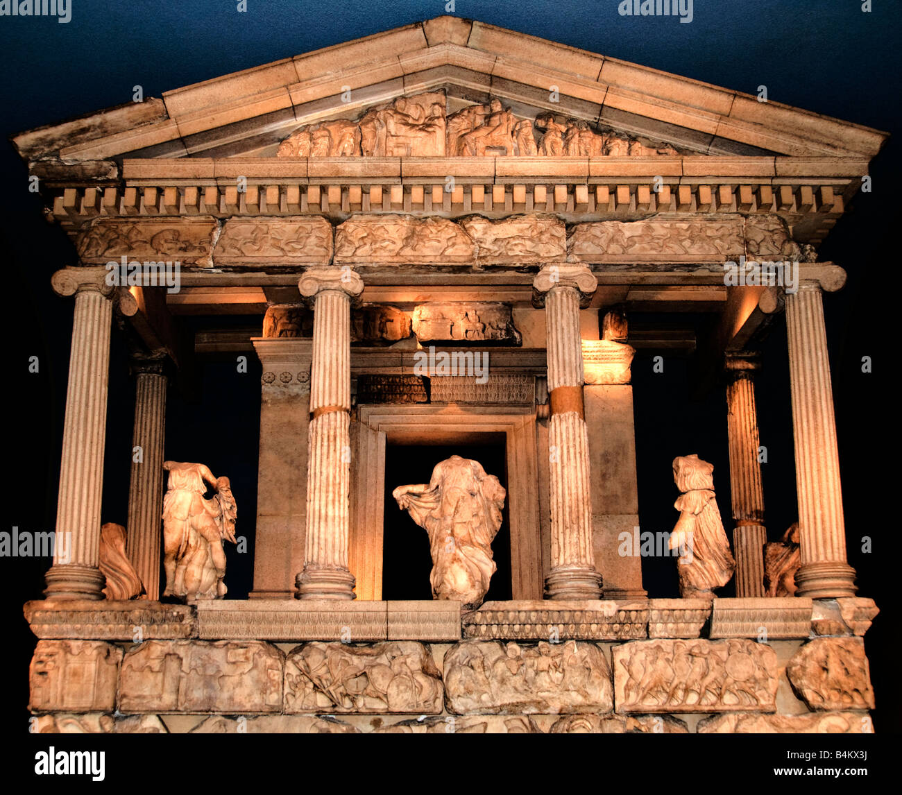 Monument néréide, tombe sculptée de Xanthos , Lycia, Empire perse achaéménide, Fethiye, Turquie , 390 av. J.-C., une tombe pour Arbinas, Empire Achaemenid, Banque D'Images