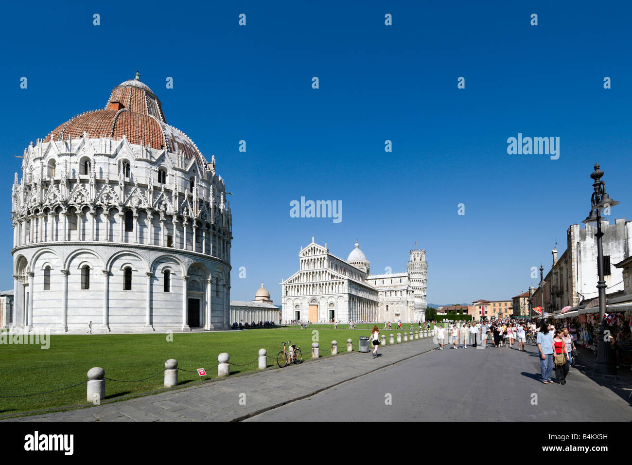 Le baptistère, le Duomo et de la Tour de Pise, la Piazza dei Miracoli, Pisa, Toscane, Italie Banque D'Images