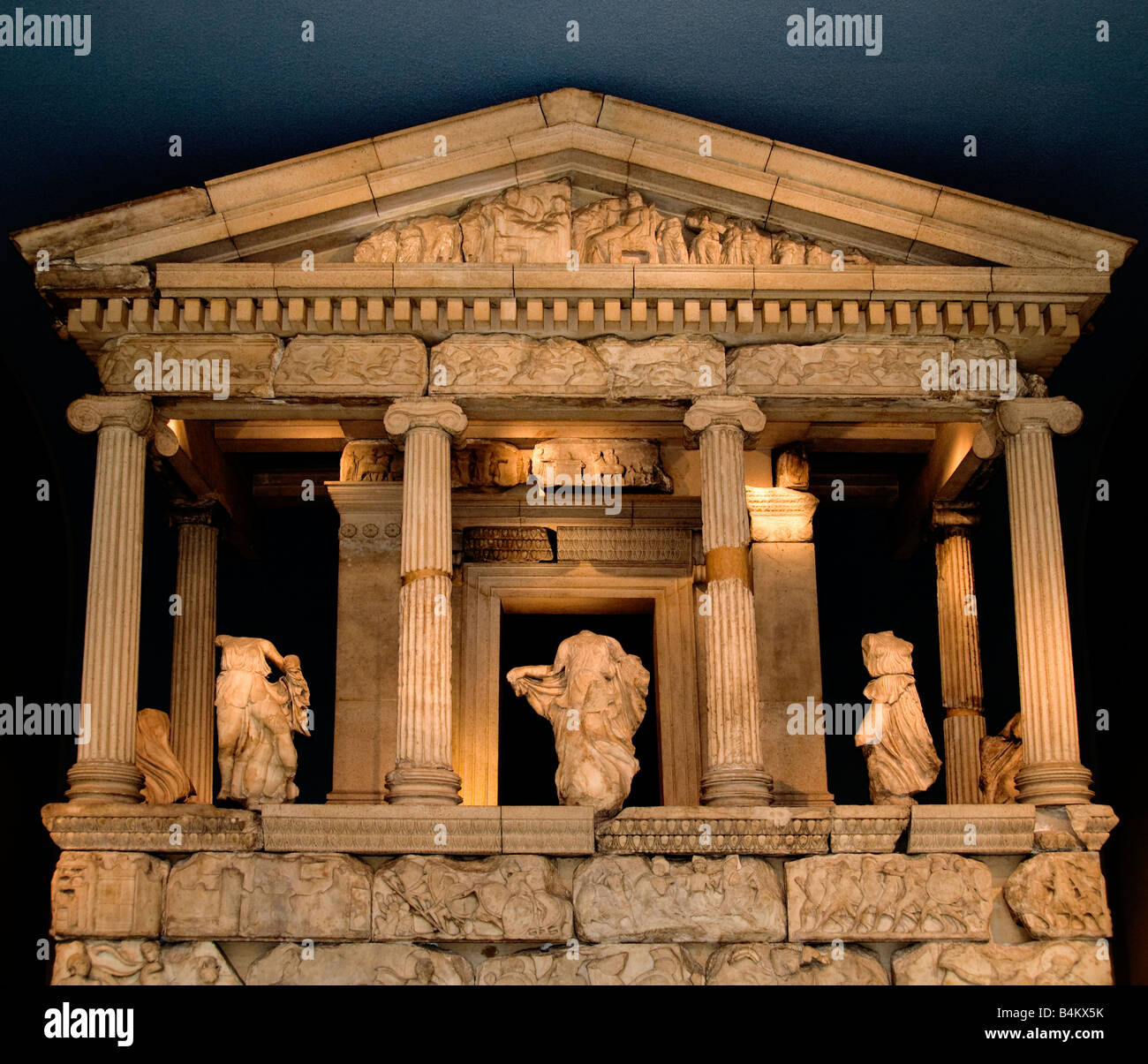 Monument néréide, tombe sculptée de Xanthos , Lycia, Empire perse achaéménide, Fethiye, Turquie , 390 av. J.-C., une tombe pour Arbinas, Empire Achaemenid, Banque D'Images