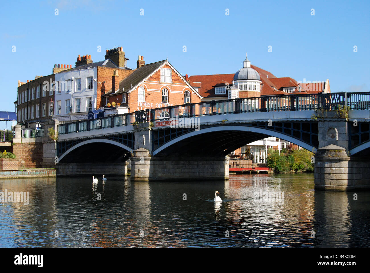 Pont de Windsor montrant House sur le pont Restaurant, Eton, Berkshire, Angleterre, Royaume-Uni Banque D'Images