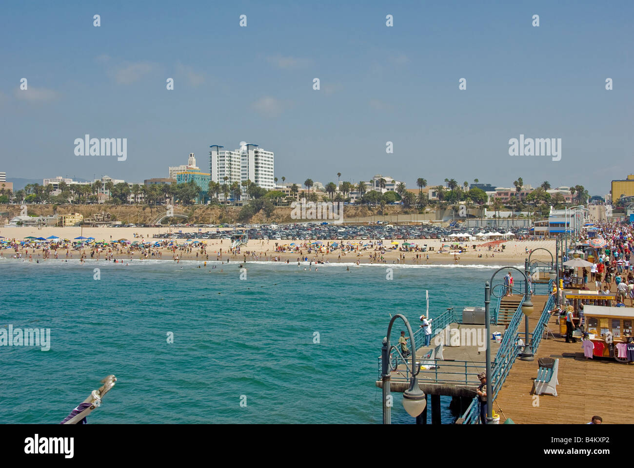 La plage de Santa Monica CA Les gens du monde se détendre, nager, prendre le soleil et avoir l'amusement jouer des jeux, châteaux de sable, la marche, les vagues Banque D'Images
