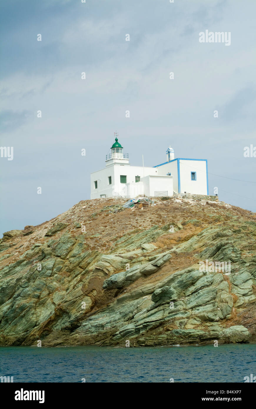 Le phare blanc à l'approche des Voukari Haute Ville sur l'île de Kéa Rocks Îles Cyclades Grèce Banque D'Images