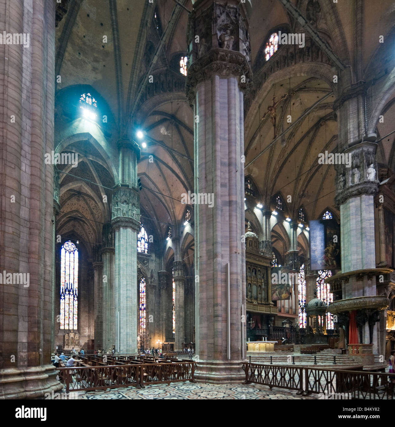 L'intérieur du Duomo (cathédrale), de la Piazza del Duomo, Milan, Lombardie, Italie Banque D'Images