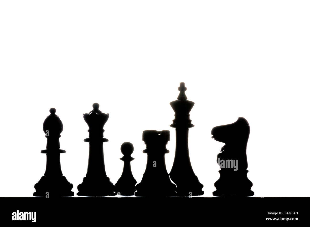 Pièces des échecs en silhouette sur l'échiquier Banque D'Images