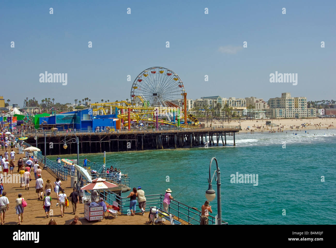 Pacific Park Santa Monica Pier pier CA family amusement park grand Pacifique nouvelle grande roue Roller Coaster se déplaçant au-dessus de l'océan Banque D'Images