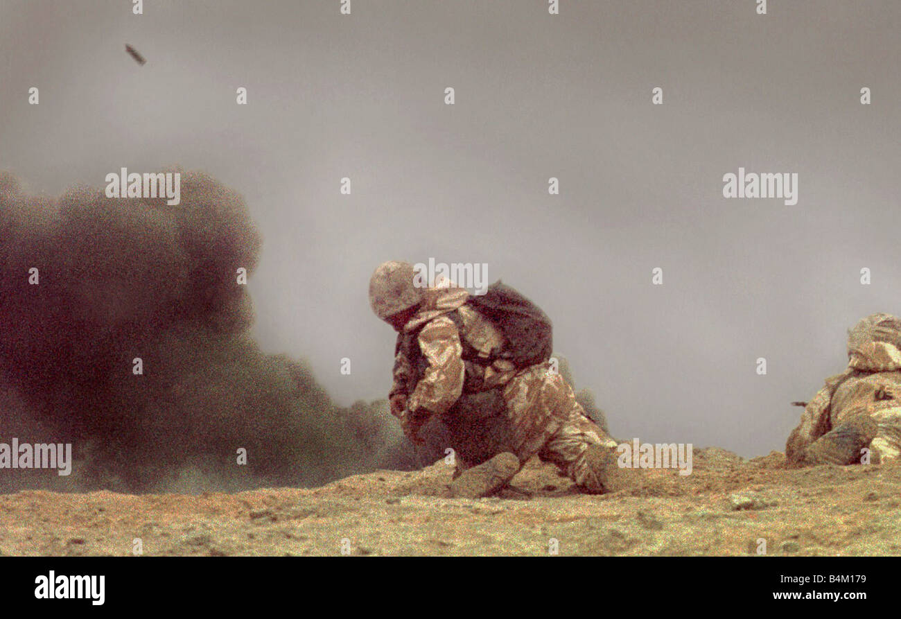 L'armée britannique de la guerre du Golfe 1991 le seul des photographies montrant les troupes au sol en action il y a 10 ans dans le désert iraquien au cours de l'action pour libérer le Koweït, M. Mike Moore, a photographié le Soldat Thomas Gow comme il se trouve dans le sable face à l'ennemi à partir d'un transporteur personnel enterré sous le feu Gow saute et court en avant dans toute la mine no mans land jonché accroupi Gow lance une grenade et détruit le véhicule ennemi permettant l'avance de continuer Secteur Gow a reçu la Médaille militaire par la Reine pour son courage ce matin Banque D'Images