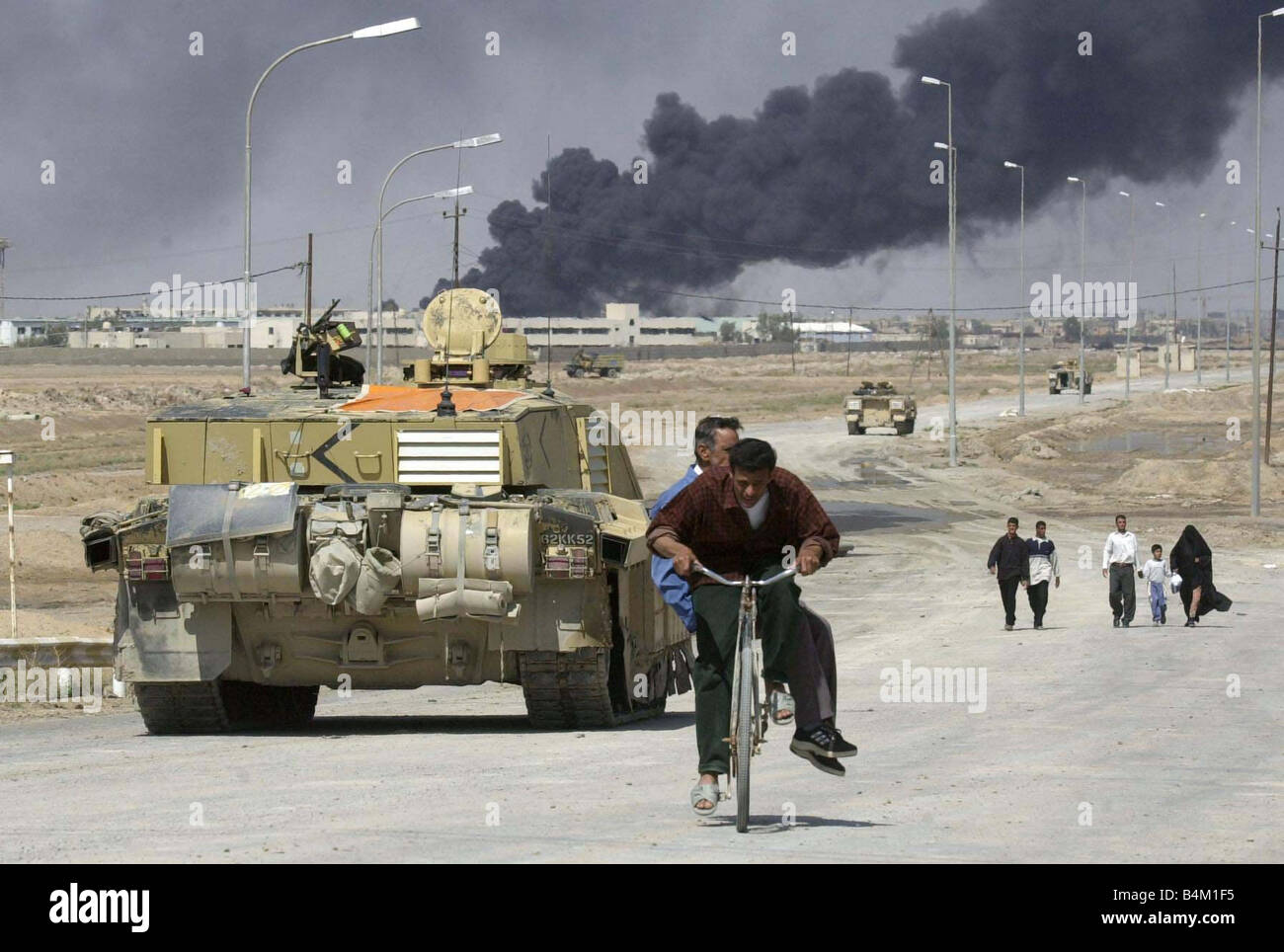 Guerre en Irak Mars 2003 habitants de fuir la ville de gravure de Bassorah en Irak comme éléments blindés des Royal Scots Dragoon Guards atteindre les jupes de la ville Banque D'Images