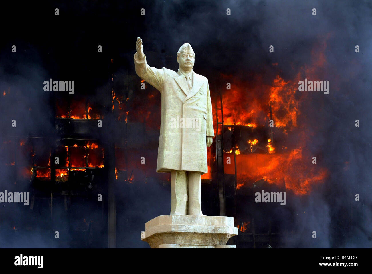 Guerre en Irak Avril 2003 Bagdad marines américains postes de réception dans l'Est de Bagdad Notre photo montre fils Uday Saddam bureau en flammes comme son père s'élève face statue Banque D'Images Guerre en Irak Avril 2003 Bagdad marines américains postes de réception dans l'Est de Bagdad Notre photo montre fils Uday Saddam bureau en flammes comme son père s'élève face statue Banque D'Images