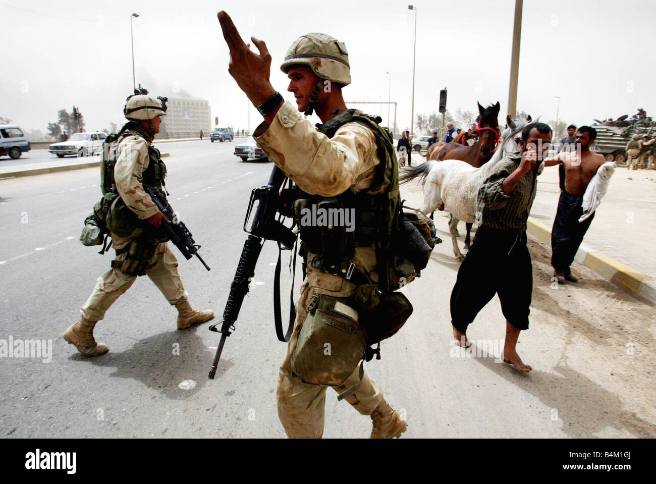 Guerre en Irak Avril 2003 Bagdad marines américains prendre positions dans  l'Est de Bagdad alors que la libération de la ville Photo Stock - Alamy