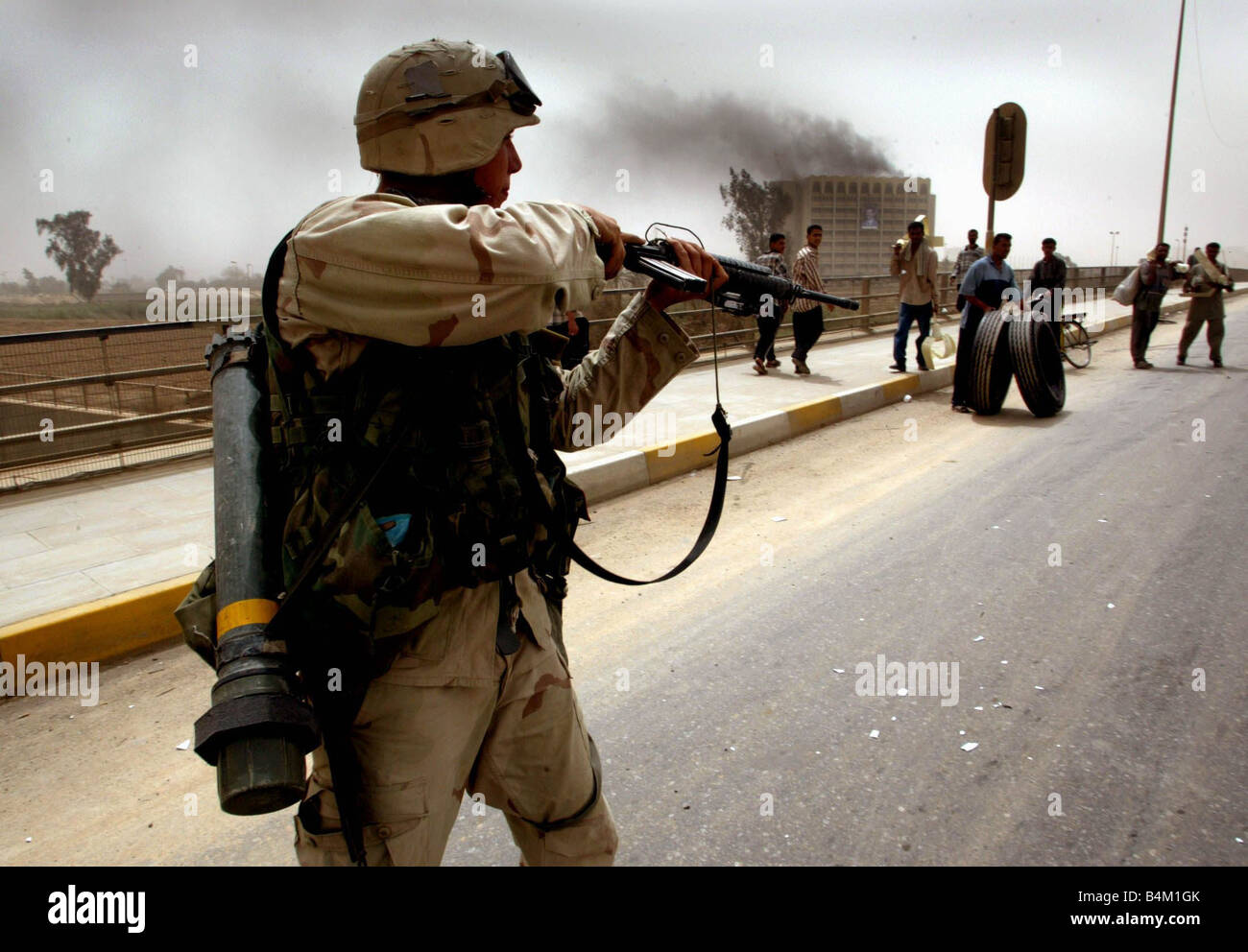 Guerre en Irak Avril 2003 Bagdad marines américains prendre positions dans  l'Est de Bagdad aujourd'hui la libération de la ville en tant que butin s  irakiens locaux Photo Stock - Alamy