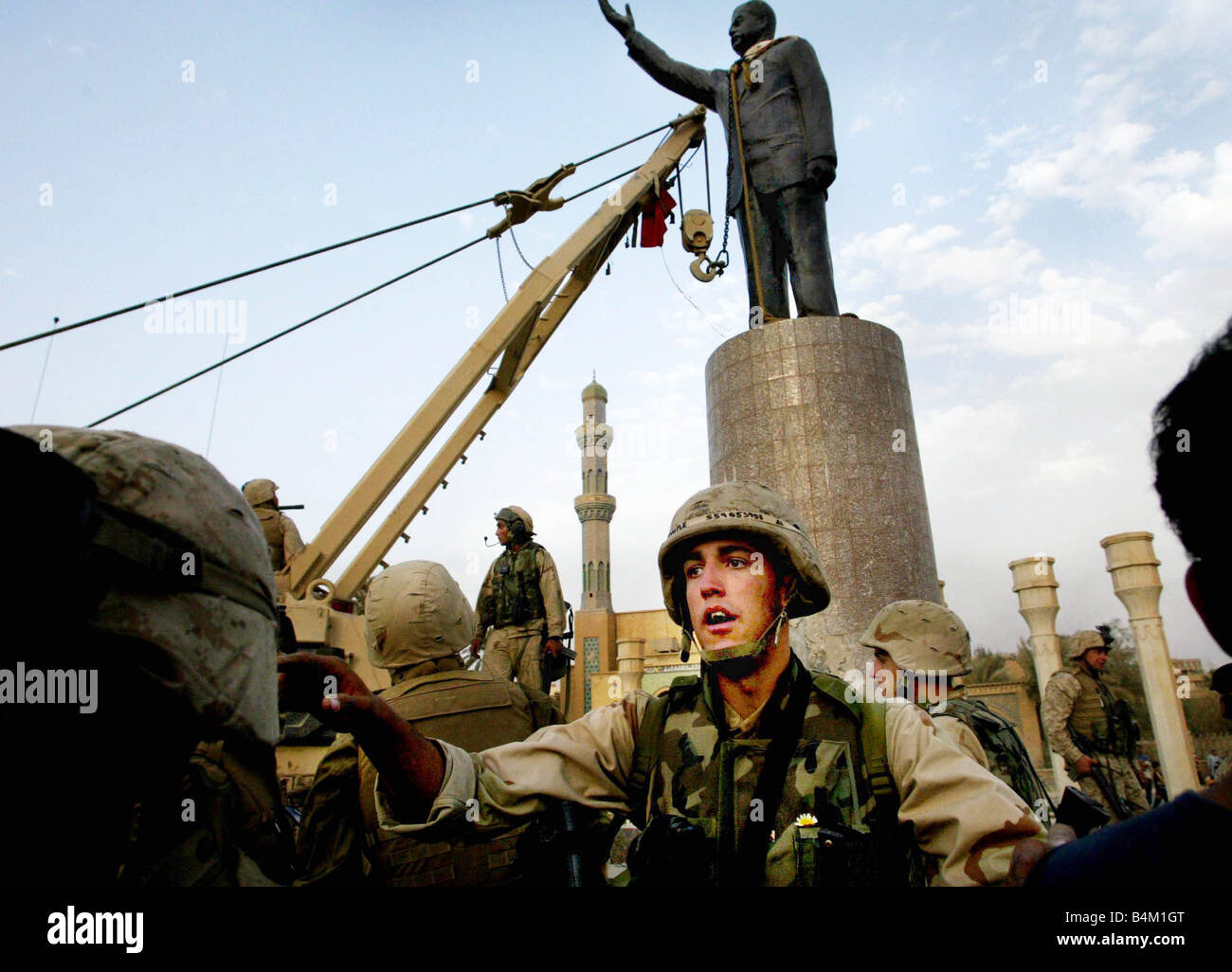 2003 Guerre en Irak le président irakien Saddam Hussein à Bagdad statue s al place Fardous est tiré vers le bas avec l'aide de Marines américains Banque D'Images