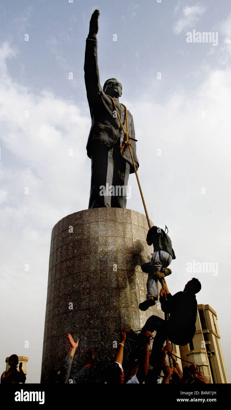 2003 Guerre en Irak le président irakien Saddam Hussein à Bagdad statue s al place Fardous est tiré vers le bas avec l'aide de Marines américains Banque D'Images