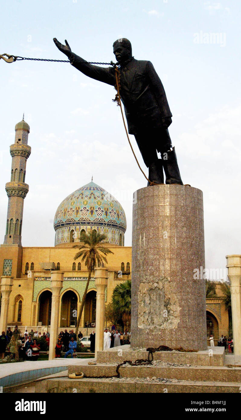 2003 Guerre en Irak le président irakien Saddam Hussein à Bagdad statue s al place Fardous est tiré vers le bas avec l'aide de Marines américains Banque D'Images